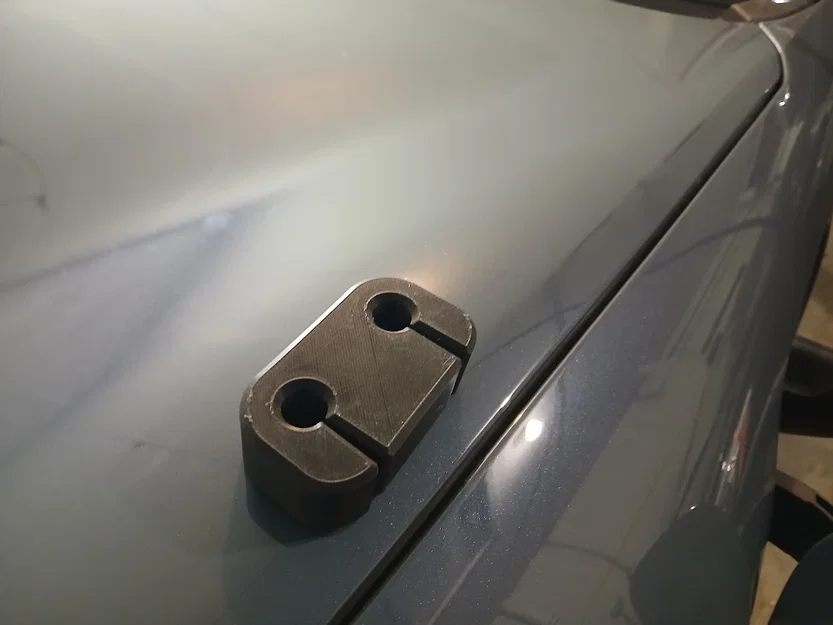 Kẹp giữ dây sạc xe điện (EV Cable Clip) - Giải pháp gọn gàng cho gara - Image 1