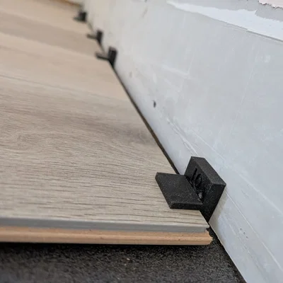 Miếng đệm 10mm hỗ trợ lát sàn gỗ công nghiệp tiện lợi