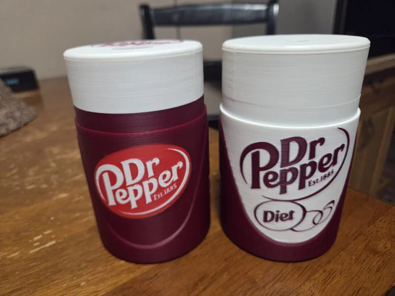 Mini Coleman Chiller Koozie - Chủ đề Dr Pepper và Diet Dr Pepper - Image 1