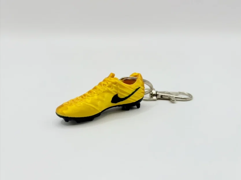 Móc khóa mini hình giày đá bóng mạ vàng - Image 1