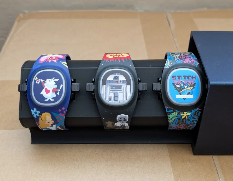 Đế sạc MagicBand+ kèm vỏ bảo vệ khi đi du lịch - Image 1