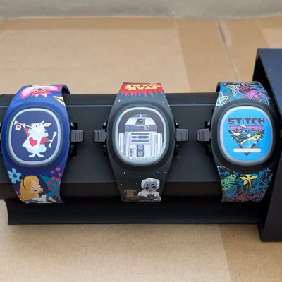 Đế sạc MagicBand+ kèm vỏ bảo vệ khi đi du lịch