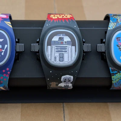 Đế sạc MagicBand+ kèm vỏ bảo vệ khi đi du lịch