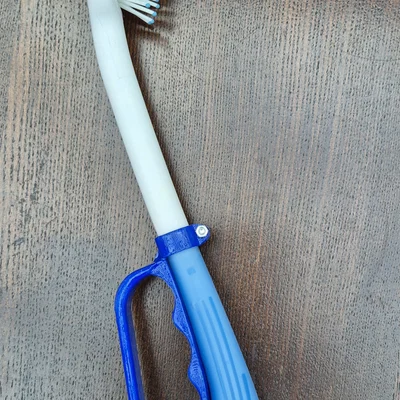 Tay cầm hỗ trợ chải tóc (Hair brush gripper)