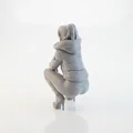 Mô hình 3D tượng nữ diện trang phục mùa đông đang ngồi xổm - Thumbnail 4