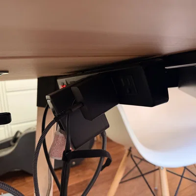 Giá đỡ bộ nguồn và phụ kiện đi dây dưới gầm bàn Ikea Ypperlig