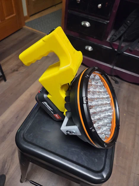 Đèn pin siêu sáng Bauer Powered Flashlight XL - Image 1