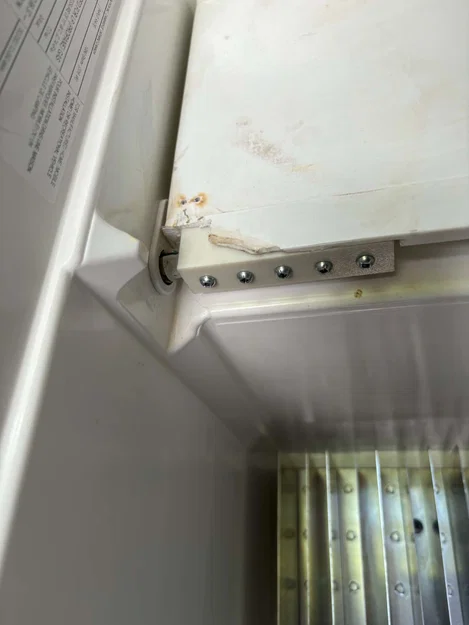 Sửa chữa bản lề cửa ngăn đông tủ lạnh RV Dometic - Image 1