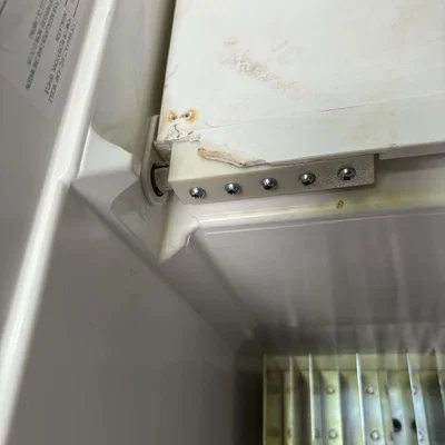 Sửa chữa bản lề cửa ngăn đông tủ lạnh RV Dometic