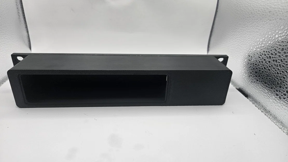 Khung Gắn Ổ Cắm Điện 10-inch 1U Rack Gọn Gàng Tiện Lợi - Image 1