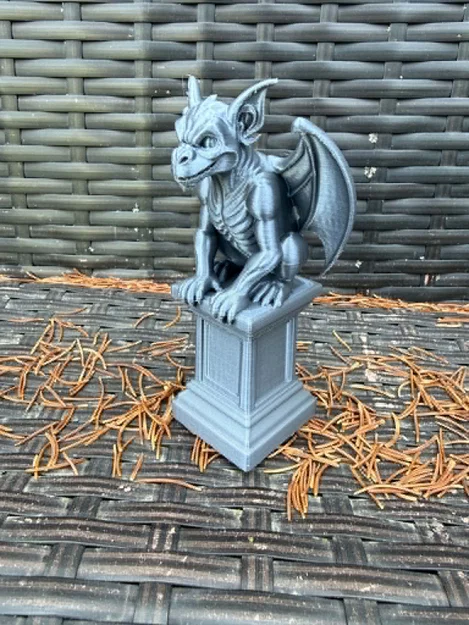 Gargoyle on a pedestal (Gargoyle trên bệ đá) - Image 1