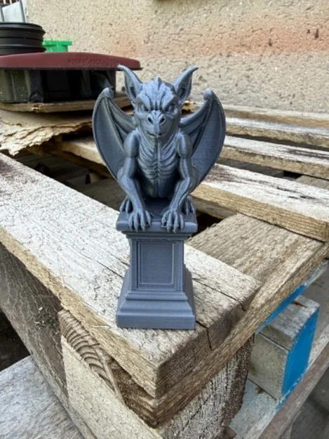 Gargoyle on a pedestal (Gargoyle trên bệ đá) - Image 2