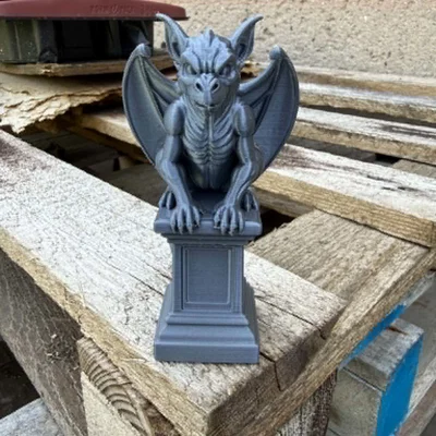 Gargoyle on a pedestal (Gargoyle trên bệ đá)