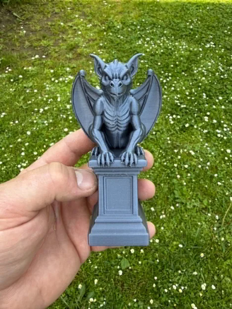 Gargoyle on a pedestal (Gargoyle trên bệ đá) - Image 3
