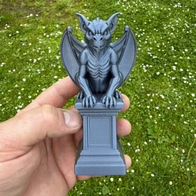 Gargoyle on a pedestal (Gargoyle trên bệ đá)