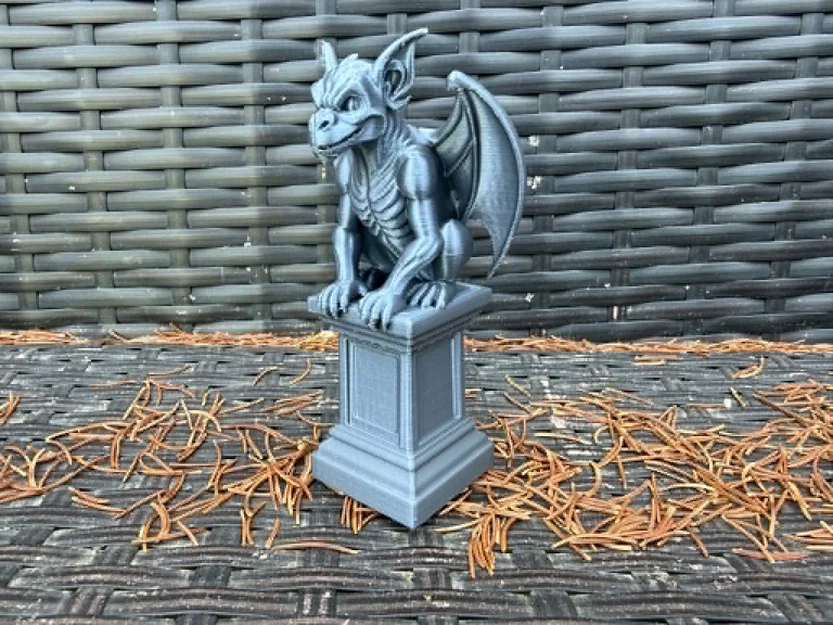 Gargoyle on a pedestal (Gargoyle trên bệ đá) - Image 4
