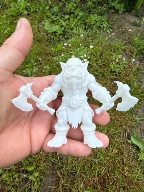 Mô hình Orc, Troll cầm hai rìu - Image 3