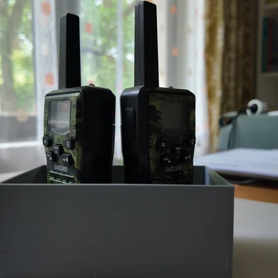 Khay giữ và trạm sạc bộ đàm Evolveo Freetalk W2 in 3D