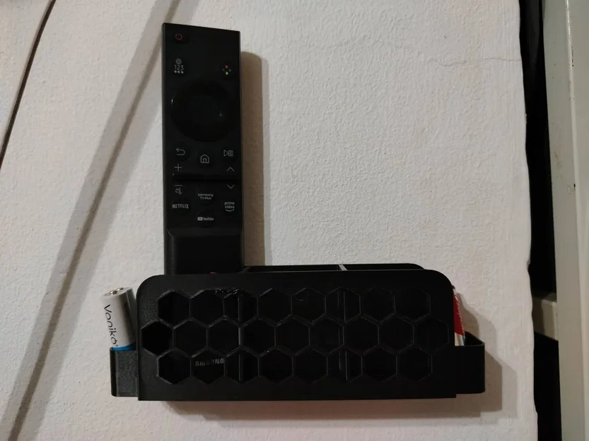 Giá Đỡ Remote Gắn Tường Họa Tiết Tổ Ong Kèm Ngăn Chứa Pin AAA - Image 1