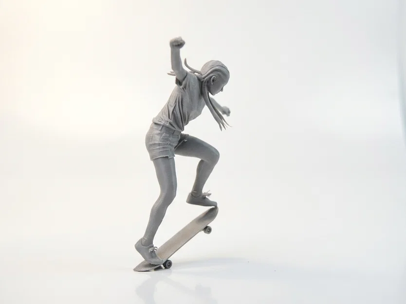 Mô hình nữ vận động viên trượt ván 3D (Skateboarding Lady Figurine) - Image 2
