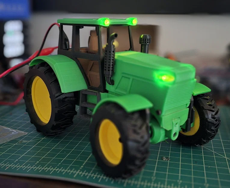 Nắp capo tích hợp đèn pha cho máy kéo RC - Image 1