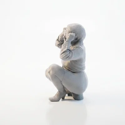 Mô hình 3D bà cụ ngồi suy tư - File in 3D nghệ thuật