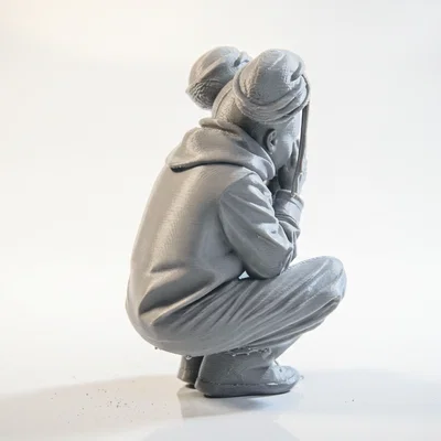 Mô hình 3D tượng nữ nhân vật ngồi xổm đầy cảm xúc