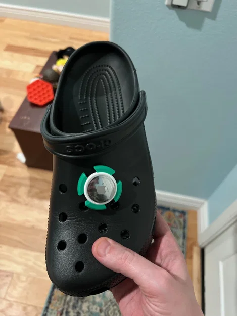 Phụ kiện in 3D gắn AirTag trên giày Crocs - Không lo thất lạc giày - Image 1