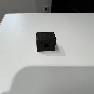 Giá đỡ dây cáp nam châm (Simple Cable Holder) cực gọn gàng cho bàn làm việc