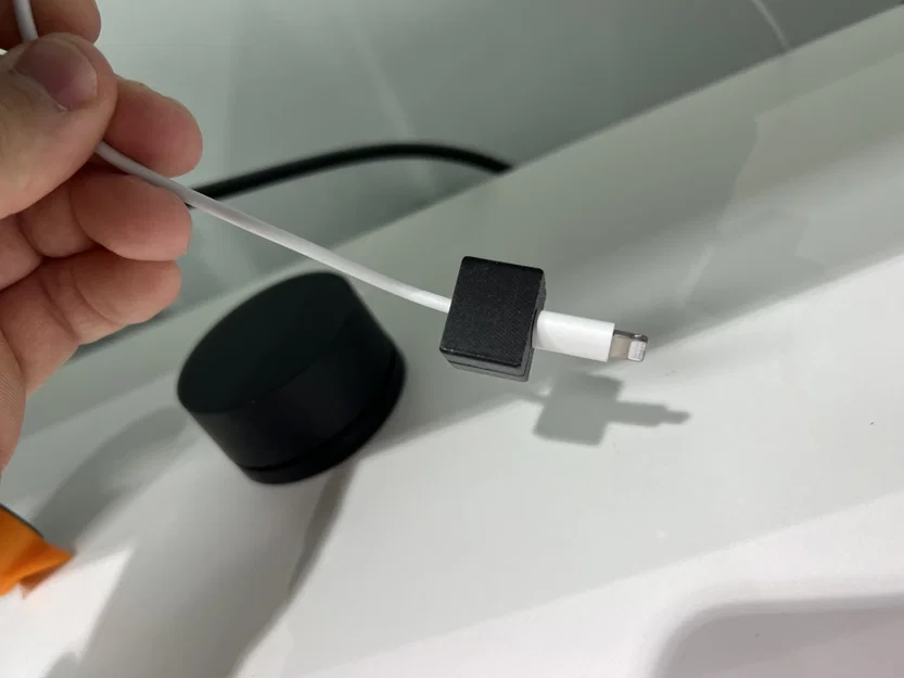 Giá đỡ dây cáp nam châm (Simple Cable Holder) cực gọn gàng cho bàn làm việc - Image 6