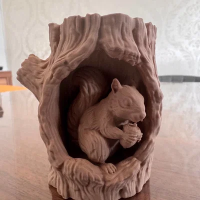 Chú sóc trong hốc cây (Squirrel in Tree Hollow)
