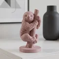 Mô hình chú lười mỉm cười trên thân cây - Thumbnail 1