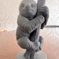 Mô hình chú lười mỉm cười trên thân cây - Thumbnail 3