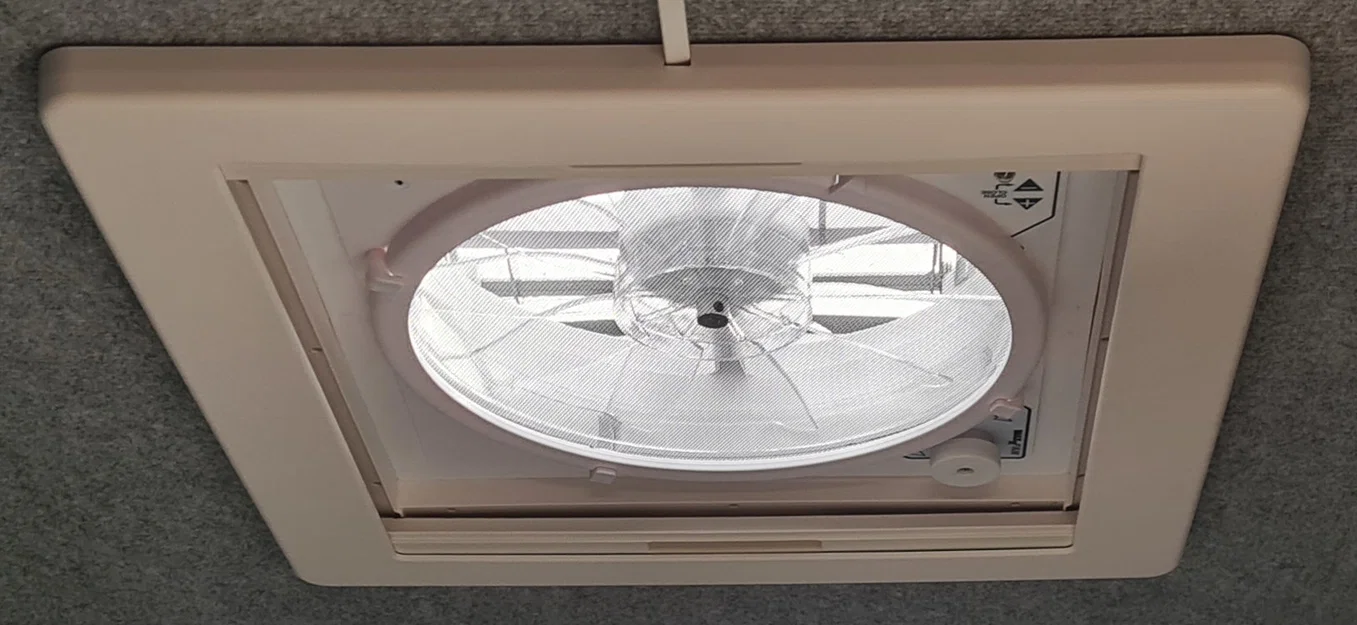 Khung MaxxFan Deluxe cho rèm chống nắng Dometic Mini Heki - Image 1
