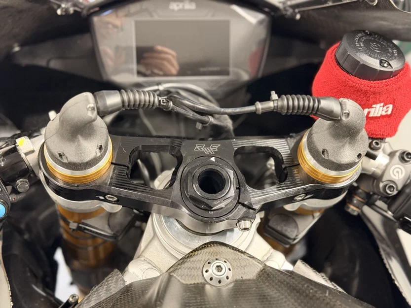 Bộ chống đổ bảo vệ giắc nối phuộc trước cho Aprilia RSV4 - Image 3