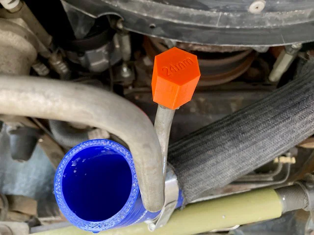 Nắp bịt đường ống làm mát hộp số Ford Super Duty (vị trí két nước) - Image 4