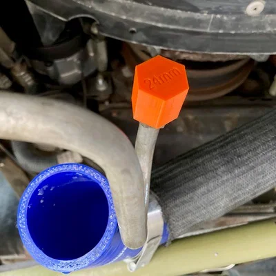 Nắp bịt đường ống làm mát hộp số Ford Super Duty (vị trí két nước)