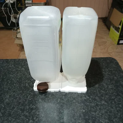 Giá úp ngược chai nhựa 2L: Giải pháp tiện ích cho nhà bếp gọn gàng