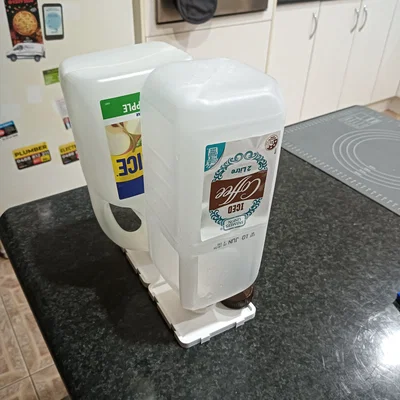 Giá úp ngược chai nhựa 2L: Giải pháp tiện ích cho nhà bếp gọn gàng