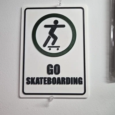 Bảng hiệu "Go Skateboarding" (Cứ trượt ván đi)