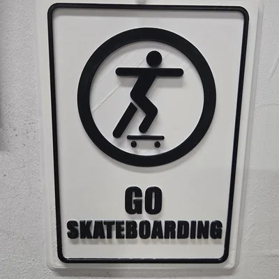 Bảng hiệu "Go Skateboarding" (Cứ trượt ván đi)
