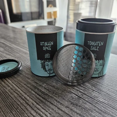 Nắp rắc gia vị Just Spice in 3D tiện lợi cho căn bếp