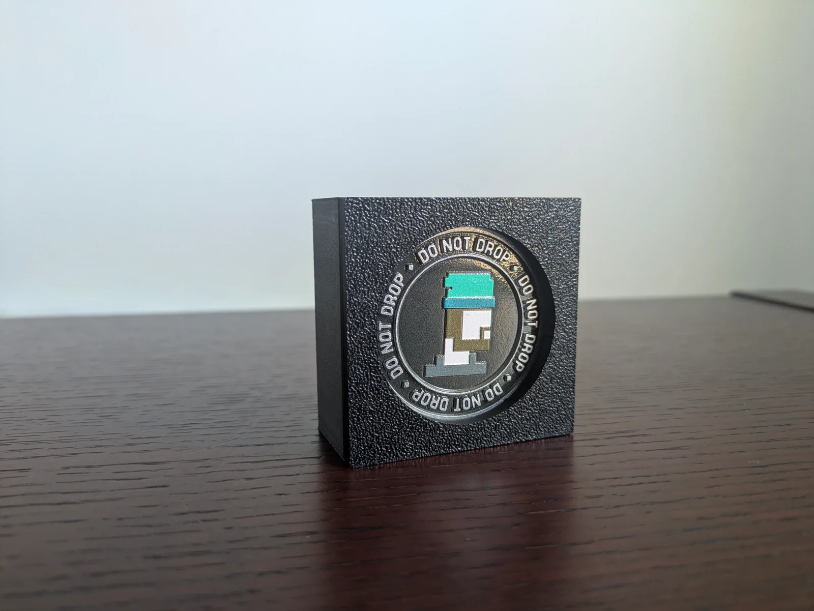 Đế trưng bày đồng xu LTT (LTT Coin Display Stand/Case) 1