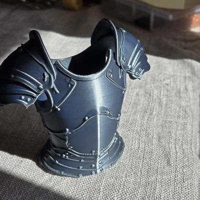 The Knight's Guard — Ống Cắm Bút Hình Giáp Hiệp Sĩ
