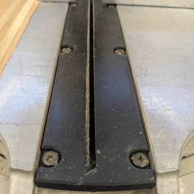 Tấm Lót Khe Cưa (Throat Plate) Cho Máy Cưa Ridgid MS1250