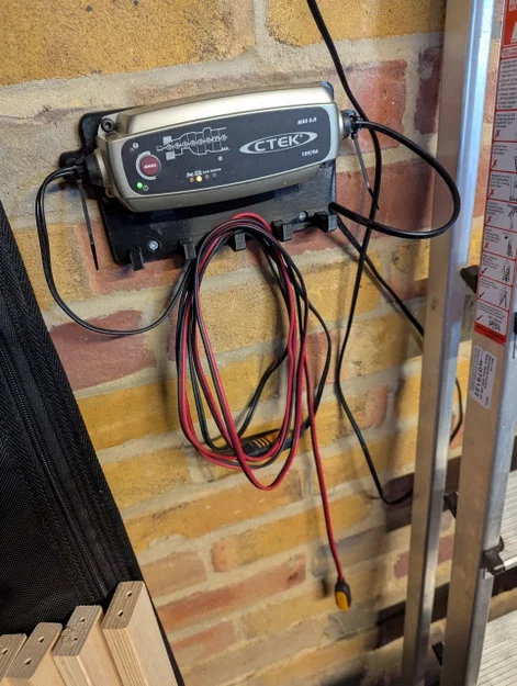 Giá treo tường cho sạc CTEK MXS 5.0 kèm móc treo dây - Image 1