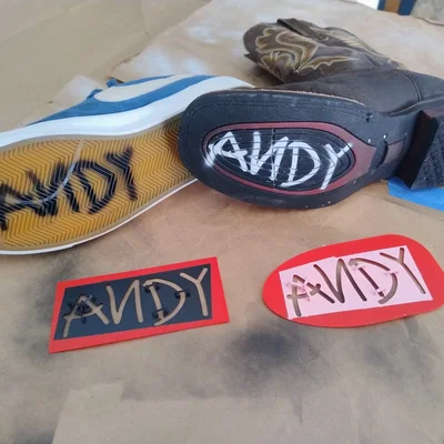 Stencil in tên Andy lên giày (kiểu Woody)