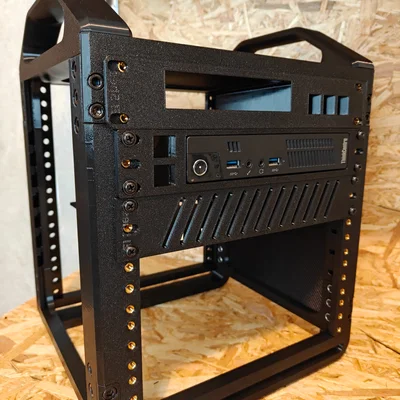 Kệ rack 10-inch cho Homelab với thiết kế mặt trước kín