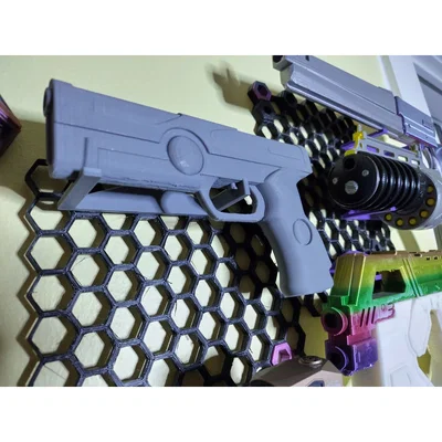 Giá treo mô hình súng Magic Handgun lên bảng HSW (Honeycomb Storage Wall)
