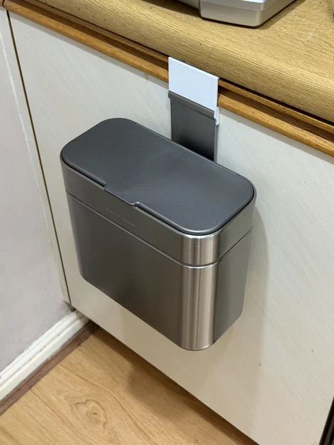 Ngàm treo giỏ đựng thực phẩm Simplehuman lên cửa tủ - Image 1